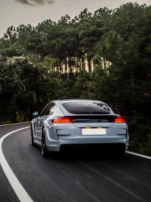 voiture vue de derrière à toute vitesse