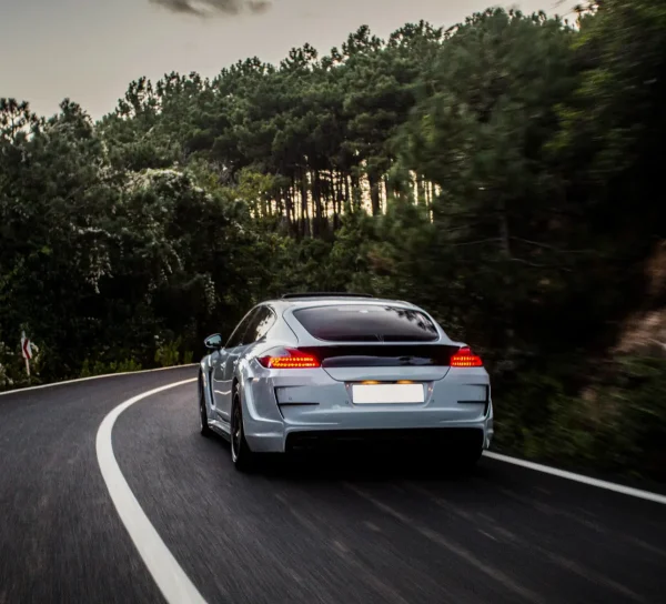 voiture vue de derrière à toute vitesse